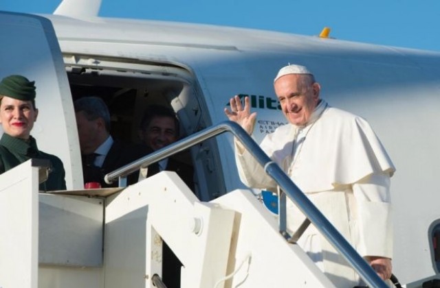 Папа Франциск пристигна на историческо посещение в Швеция (СНИМКИ)