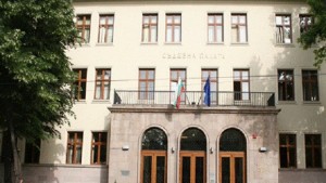 Оставиха в ареста обвинения в побой над лекарка