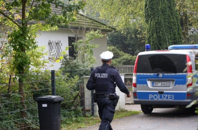 Привърженик на ИД нападна с нож полицаи в германски град