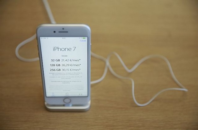 Украинец смени името си на iPhone 7, за да получи безплатен телефон