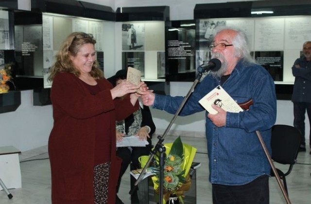 Ръкопис на Пеньо Пенев дари Димитър Васин на музея в Димитровград