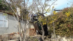 Джип изпусна завой и се преобърна до къща СНИМКИ