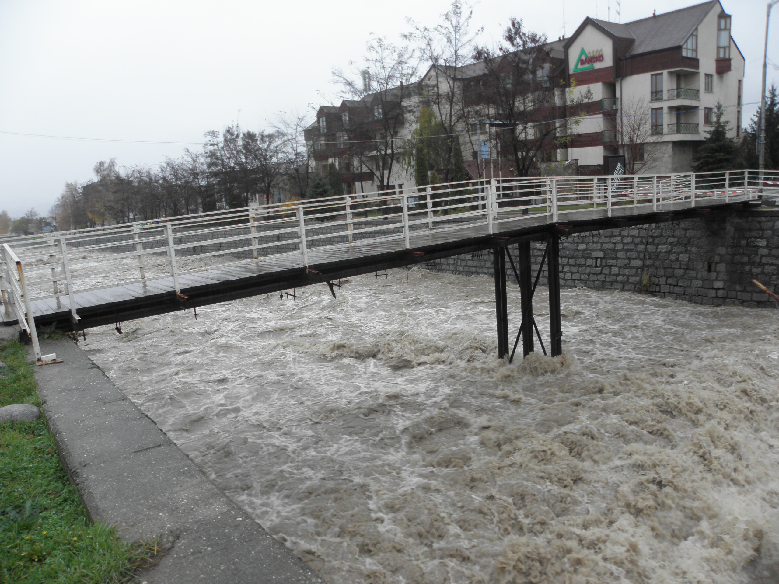 Придошлите води на река Глазне са в критични нива. Отнесен е дървеният мост в горната част на града. Преди няколко часа е задействан общинският план за реакция при наводнения. На няколко места в горното си течение реката е излязла от коритото.