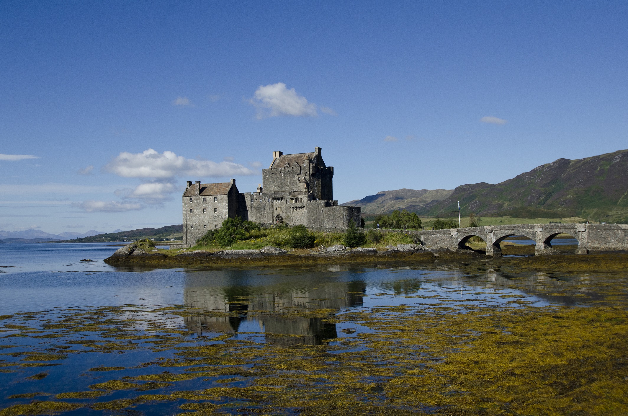 Замъкът Елън Донан често се нарича най-живописният, най-красивият и най-посещаваният в Шотландия. Историите зад разрушения вековен замък, издигнат от руините от един каменоделец, са много. Елън Донан също така е сцена за филмите Шотландски боец (1985) и Елизабет: Златният век (2007).