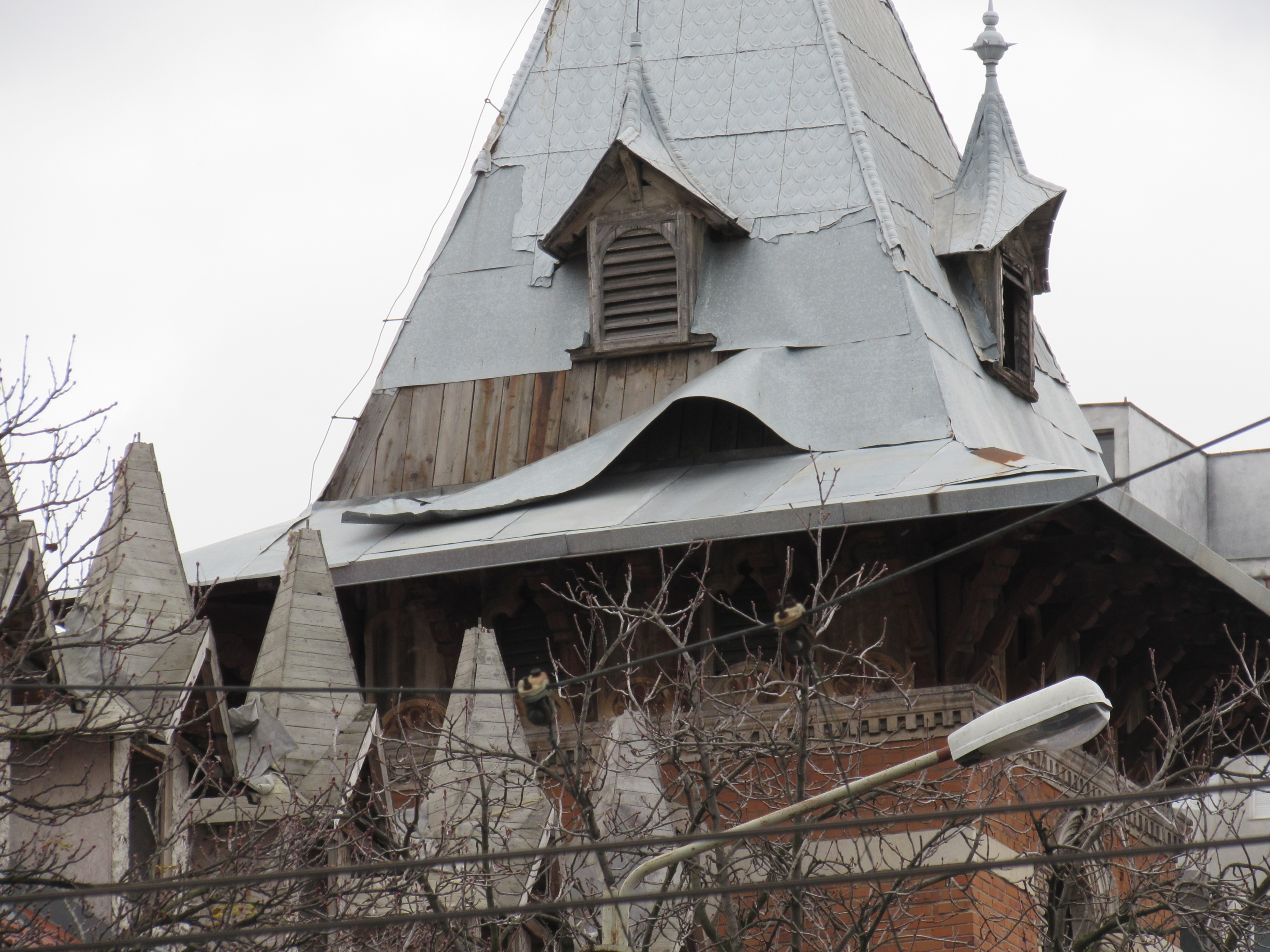 От вятъра има паднали керемиди и мазилка от сградите. Предпазни пана на строителните обекти също са изпопадали, заедно с бетонните стълбове, предназначени да ги укрепват.