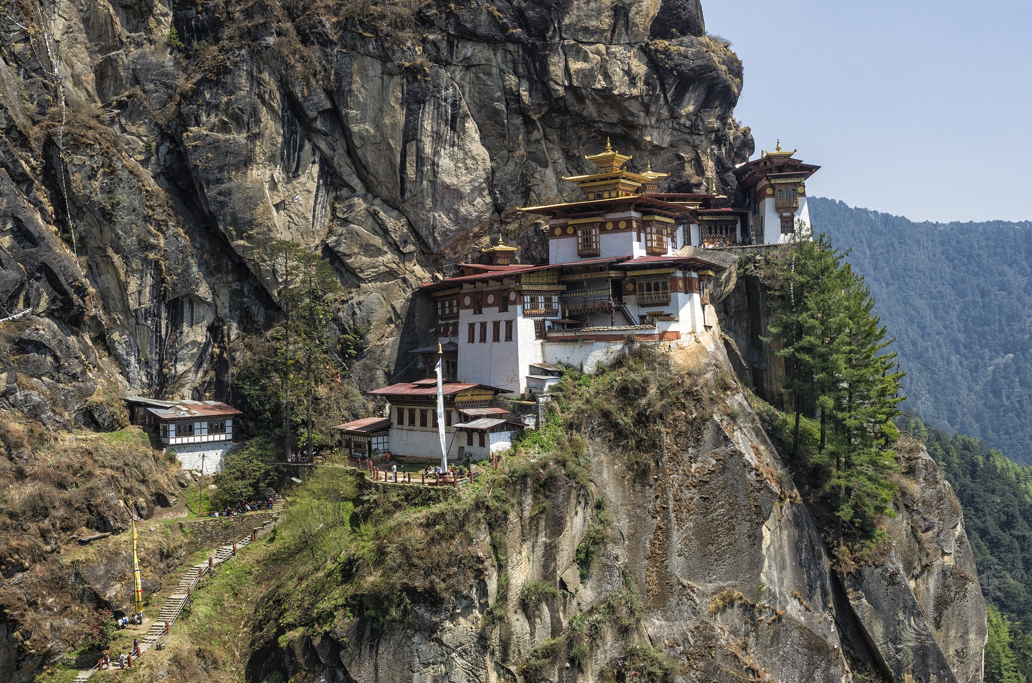 Манастирът „Тигрово гнездо“ (Бутан) – Манастирът е издигнат през 1692 г. Скалата, върху която лежи, се намира на 3100 м. надморска височина. Според легендата манастирът е построен около пещера, в която гуру Падмасамбхава е медитиал три години, три месеца и три часа през VIII в.