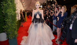 Десетки красавици и един мъж с награда за Жена на годината