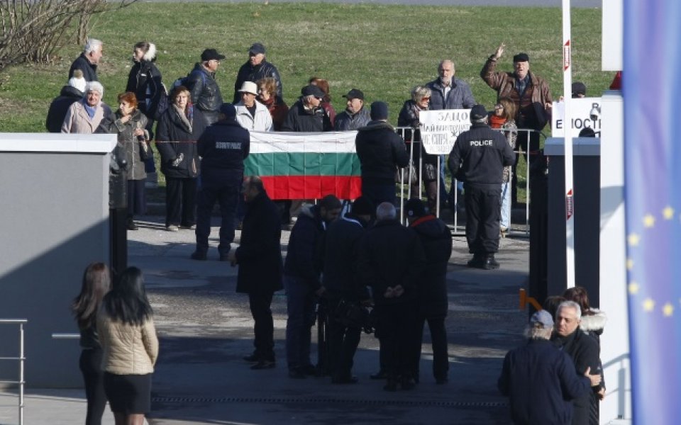 Протести пред базата на националния тим в Бояна