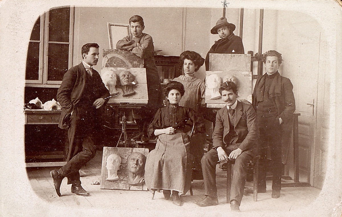 Студенти в ателието по Моделиране в Държавното художествено-индустриално училище, около 1910 г.<br />
БИА-НБКМ