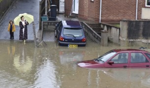 Бурите във Великобритания не стихват, жена се удави