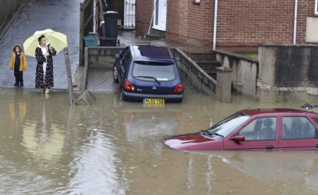 Бурите във Великобритания не стихват, жена се удави