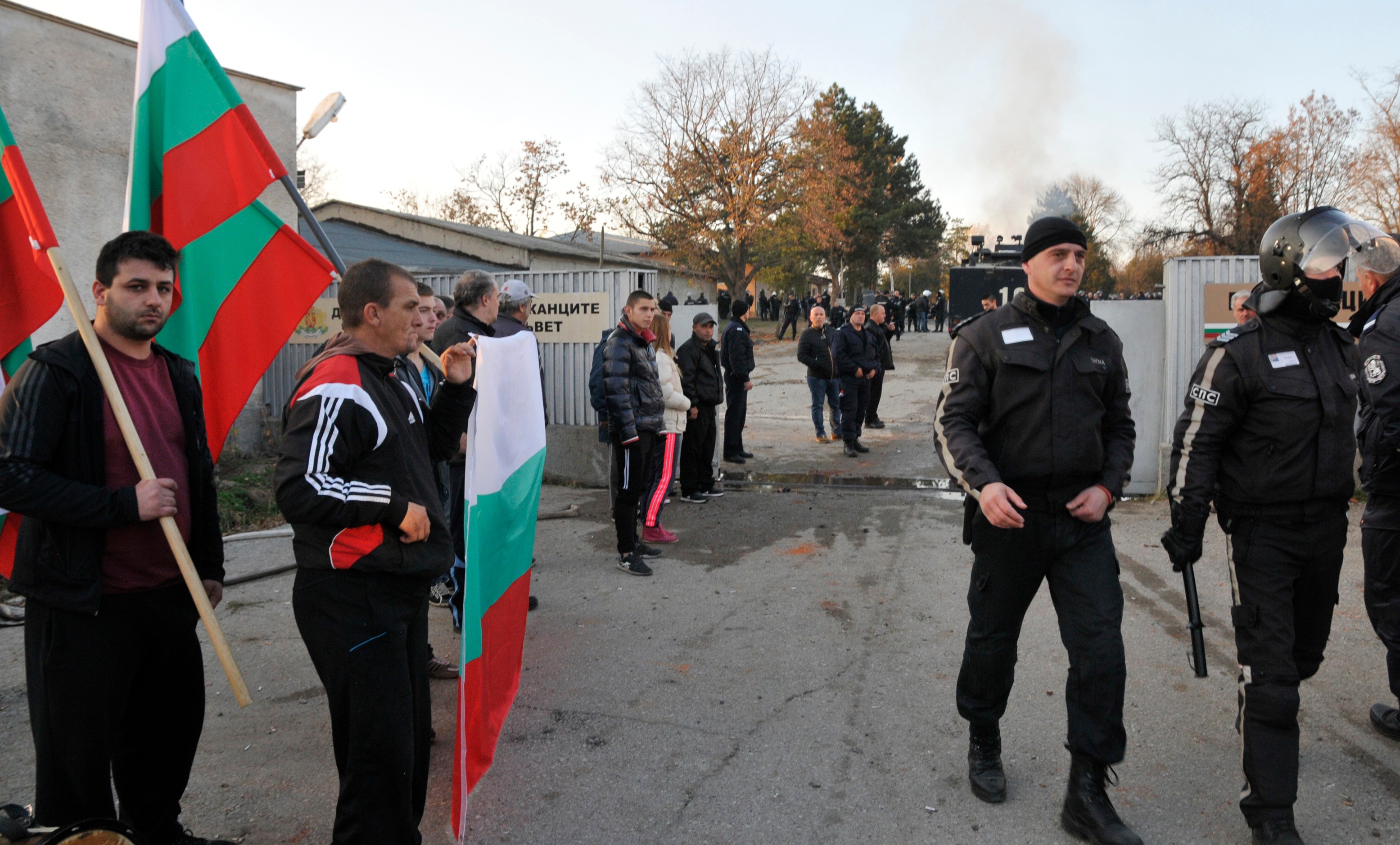 Мигрантите в центъра в Харманли се вдигнаха на бунт с искане границата със Сърбия да бъде отворена и те да сигна до Западна Европа. Полиция и жандармерия е на мястото и използва водно оръжие и гумени куршуми, за да се справи със ситуацията.