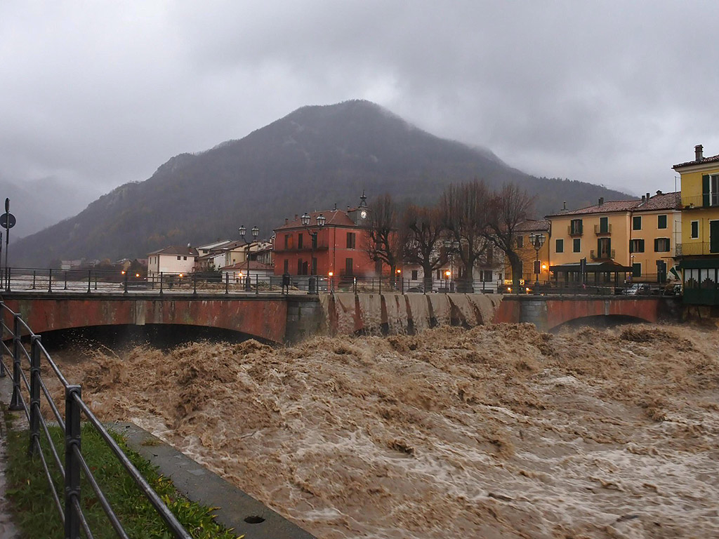 Причинено от приливните дъждове наводнение в Северна Италия е довело до смъртта на мъж, който бил отнесен от придошлите води на река По край Торино