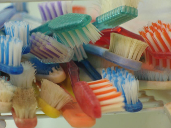 10. Четки за зъби - Перфектни за почистване на тесни труднодостъпни пространства във вашия дом.