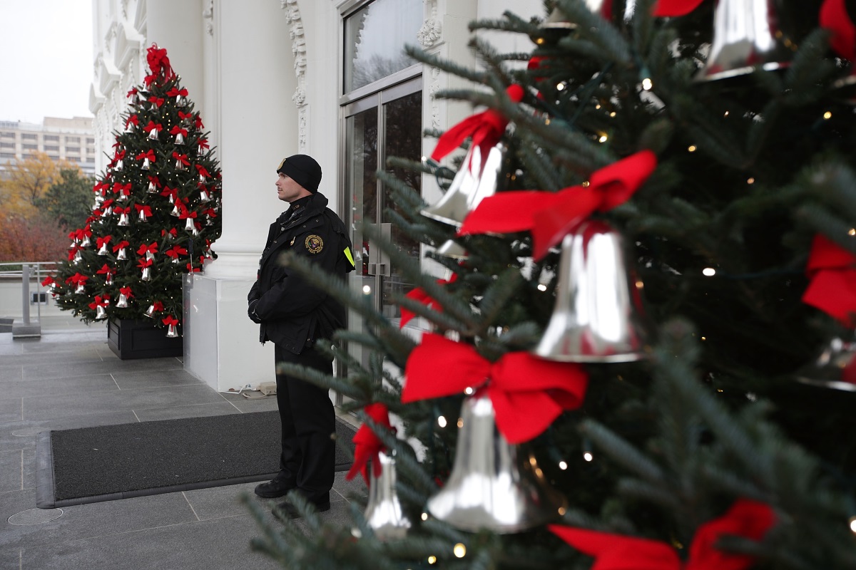 Остават броени дни до най-чаканите празници - Коледа и Нова година. Това ще е последната година, която семейство Обама ще празнува в Белия дом. Подготовката вече започна, а украсата на сградата наподобява вълшебна приказка.