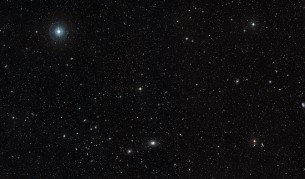 Галактиката NGC 4696 заснета от Земята (най-ярката в центъра на кадъра)