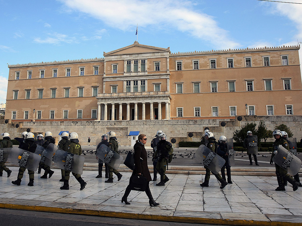 Полицията в Гърция съобщава, че един от служителите ѝ е приет в болница с лени наранявания, а най-малко 23 граждани са задържани, след мирно шествие в памет на убития преди осем години от полицаи тийнейджър Александрос Григоропулос. Протестиращи хвърляха коктейли „Молотов” и фойерверки по служителите на реда