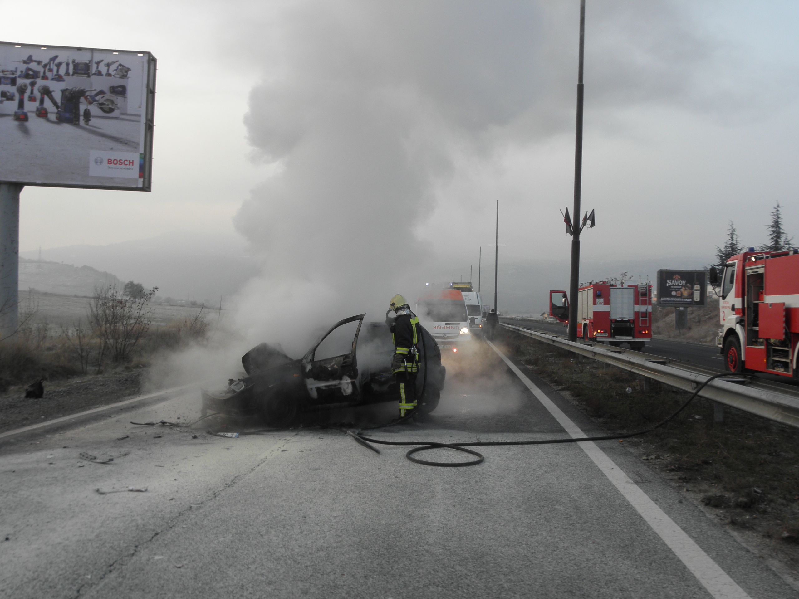 Мъж и жена пострадаха тежко след като колата, в която пътуваха, се заби в спрял румънски тир на път Е-9 на входа на Благоевград и се запали
