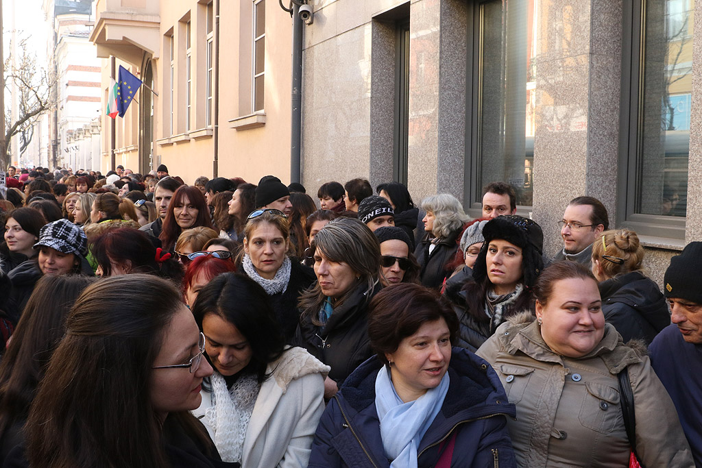 Съдии от Софийския районен съд излязоха на масов протест на улицата. Поводът за недоволството им е отказът на кадровиците в съдебната власт да вземат предвид свръхнатовареността на най-големия съд в страната
