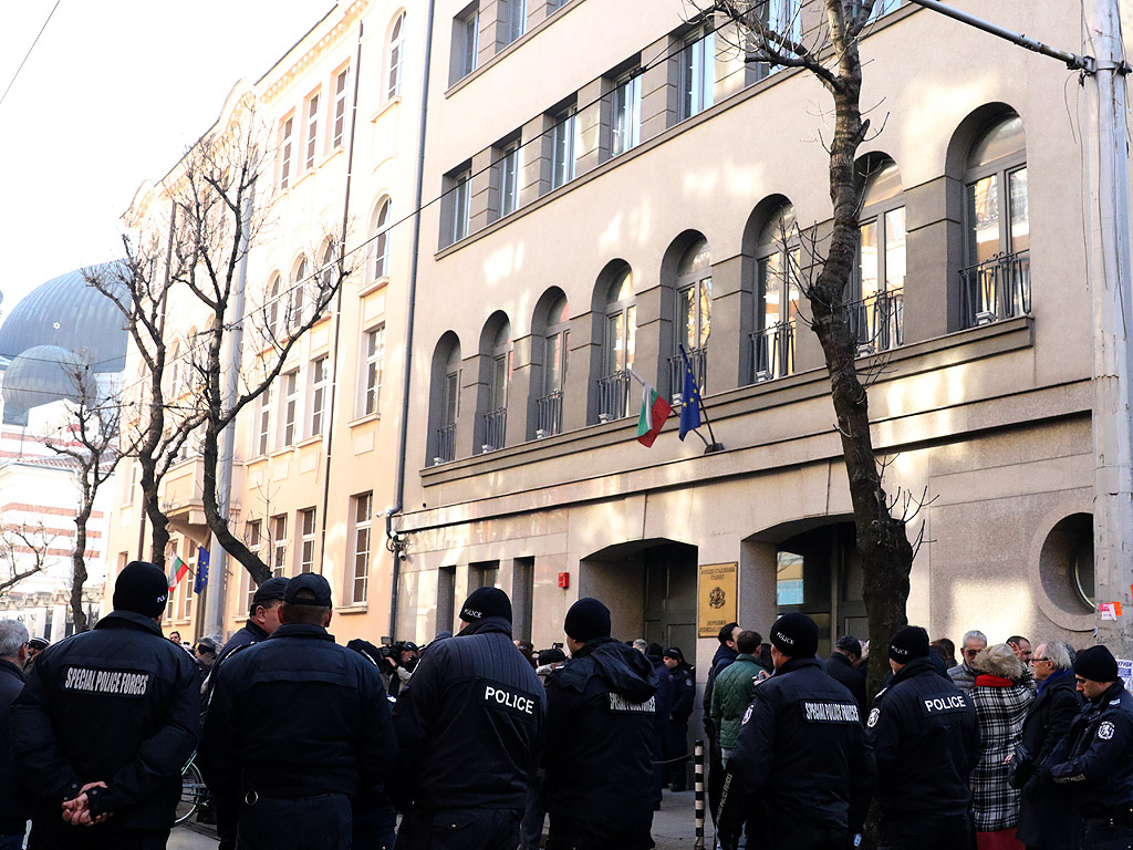 Съдии от Софийския районен съд излязоха на масов протест на улицата. Поводът за недоволството им е отказът на кадровиците в съдебната власт да вземат предвид свръхнатовареността на най-големия съд в страната