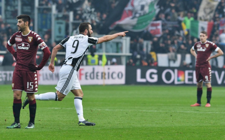 Хиената Игуаин избави Юве в горещото торинско дерби