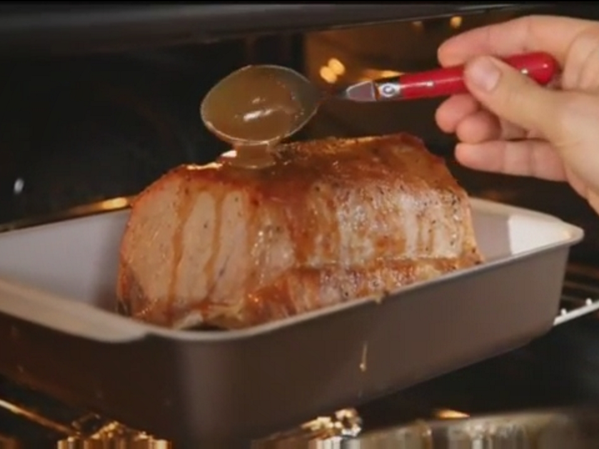 <br />
Месото се овкусява със сол и черен пипер. Пече се 1 час в загрята на 160 градуса фурна, с вентилатор. След това започва да се маже периодично с глазурата.<br />
 