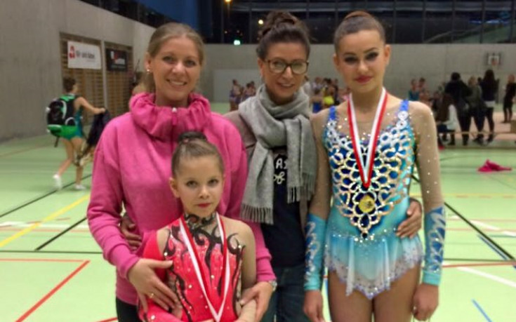 Весела Димитрова /в средата/