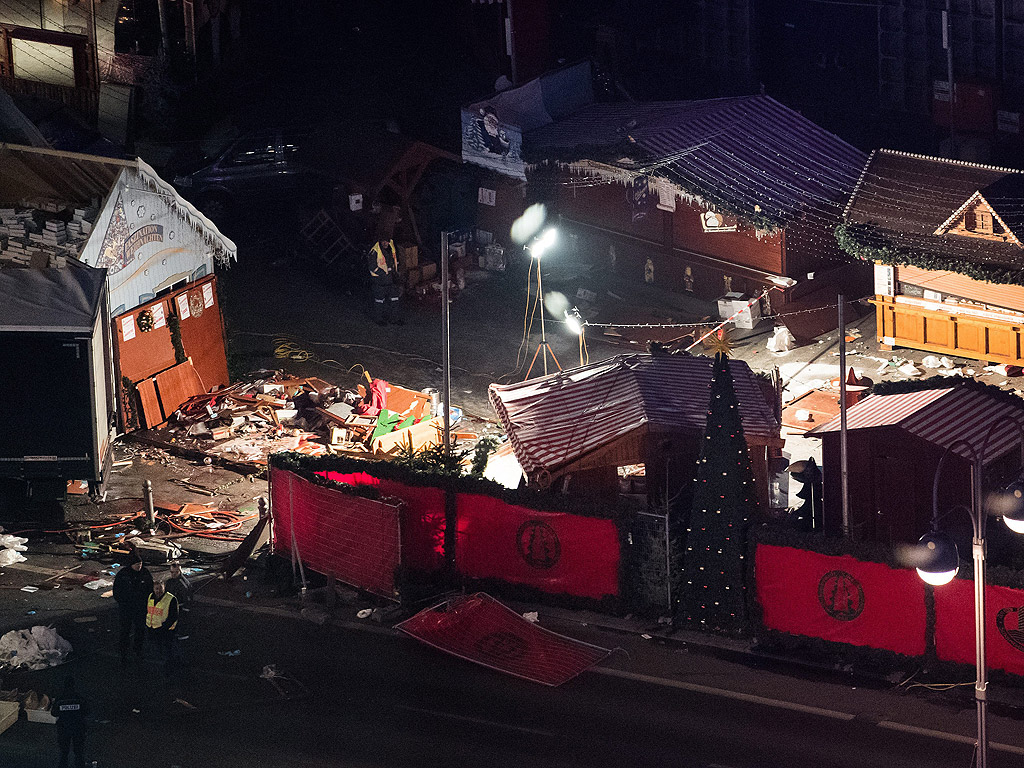 12 души са загинали, а 48 са ранени, след като камион се вряза снощи в Коледния базар в Берлин към 20.00ч местно време