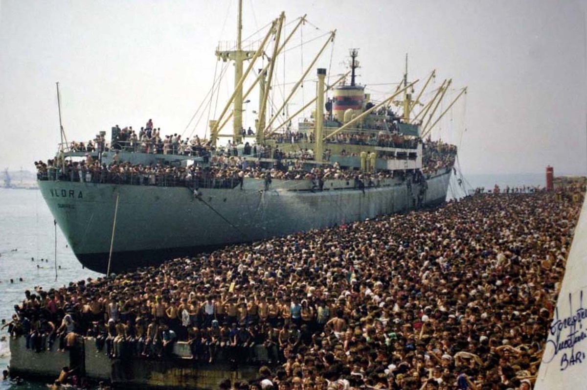 Без никой да се изпречи на пътя им между 10 000 и 20 000 албанци се качват на Вльора на 7 август 1991 г.