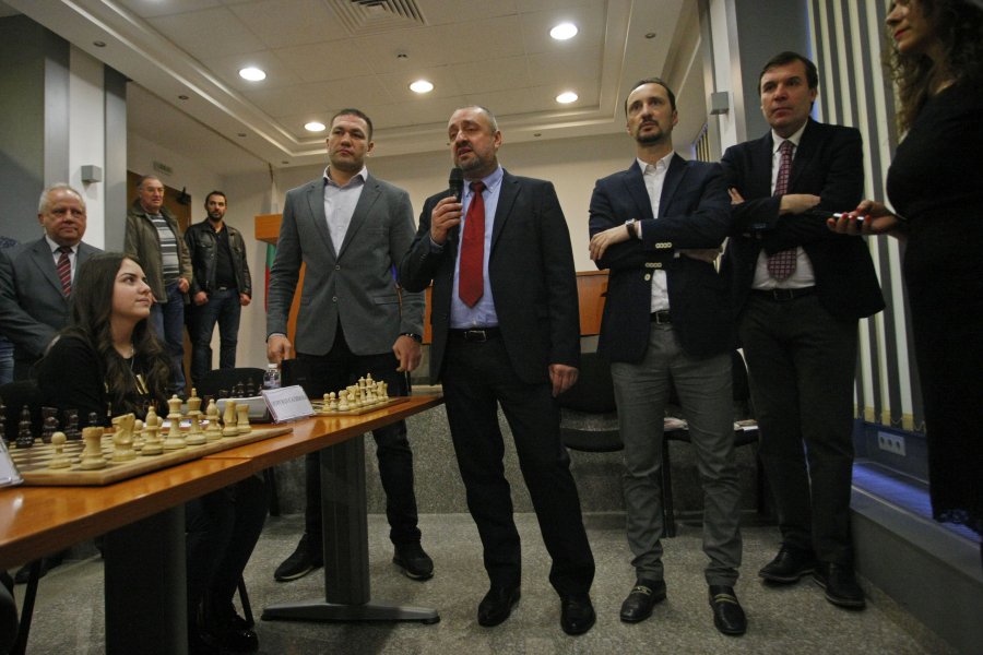 Кобрата и Бижутера не се дадоха на шах срещу Топалов1