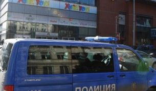 Охранител в столичен мол намушка с нож младеж