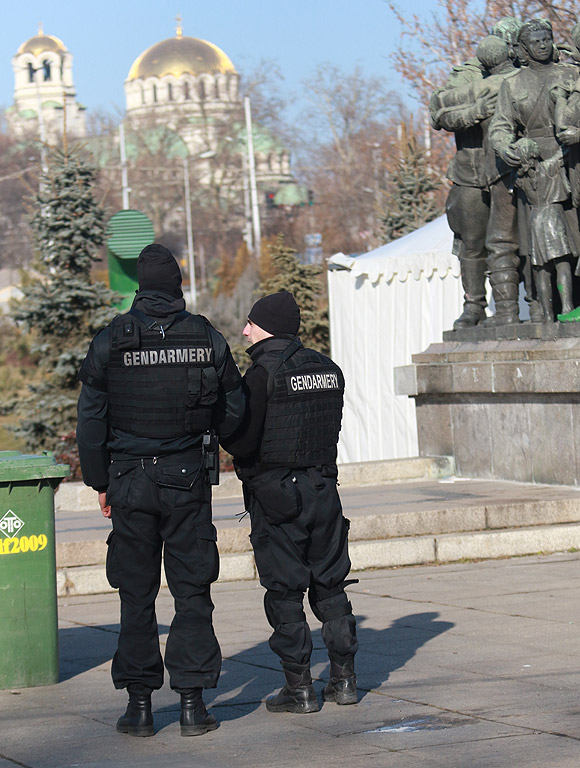 Спешна нужда от полицаи в страната