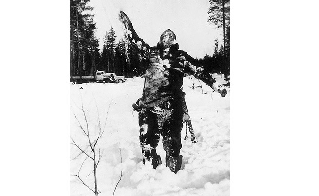 Понякога финландските войници изправят замръзналите тела на руснаци и ги оставят, за да разклатят психиката на врага.