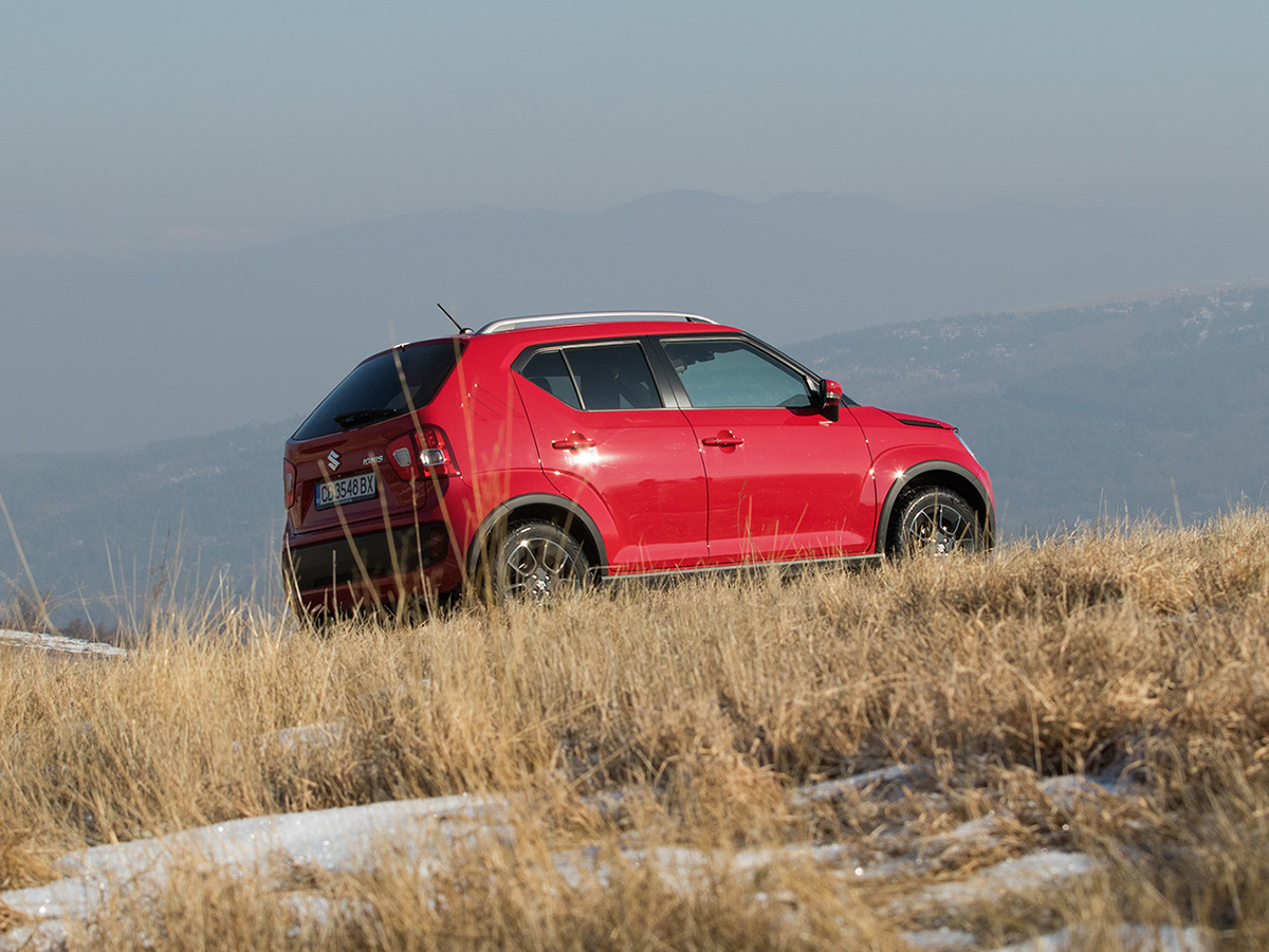 Suzuki Ignis не е най-бързият, нито е най-икономичният, със сигурност не е най-комфортният. Но без съмнение е най-компактният, има офроуд характеристики, с които ще засрами поне половината от SUV моделите два сегмента над него, а фактът, че е произведен в Япония, е атестат за качество, който клиентите ценят високо.