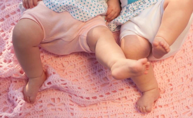 Близнаците, които се родиха през две седмици, и още...