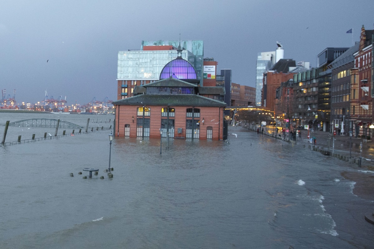 По крайбрежието на Северно море водата придойде. Част от пристанището в Хамбург беше наводнено
