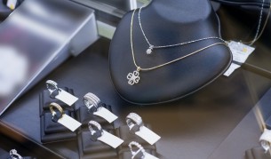 Смел крадец отмъкна диаманти за милиони