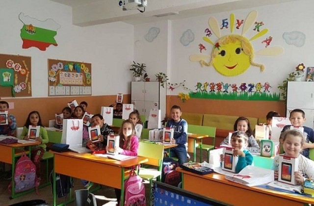 Снабдиха с таблети цяло училище в Пазарджишко
