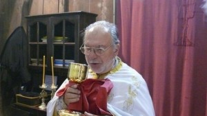 Свещеник целувал с език и опипвал момче пред полицаи