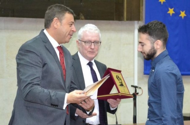 Камбитов и посланик Майкъл Форбс наградиха журналисти в конкурса „Сърце и слово срещу наркотиците“