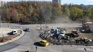 Полагат изравнителните пластове асфалт на кръговото до Лидл