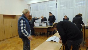 Изборният ден започна спокойно