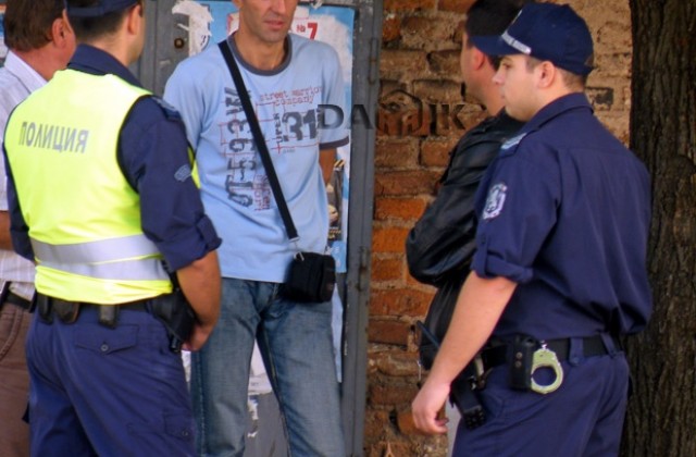 Полицаи пазят избирателните секции