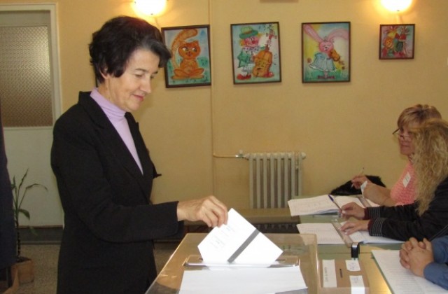Детелина Николова гласува за президент и за референдума
