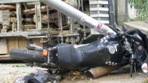 Мотоциклетист загина след удар в пътен знак