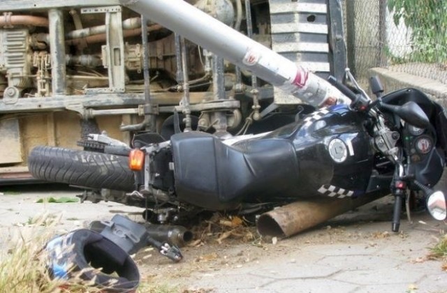 Мотоциклетист загина след удар в пътен знак