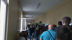 Избори 3 в 1 в Младост Извиват се огромни опашки