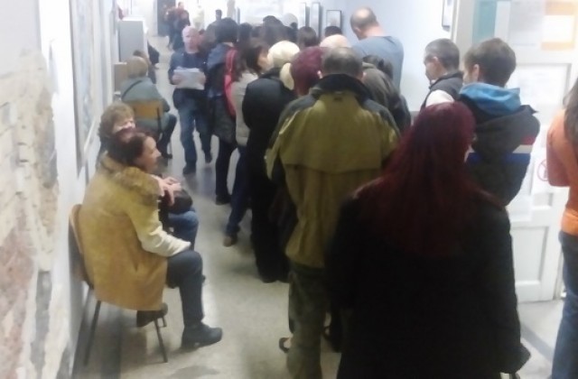 Опашки пред СИК, някои чакат час, за да гласуват