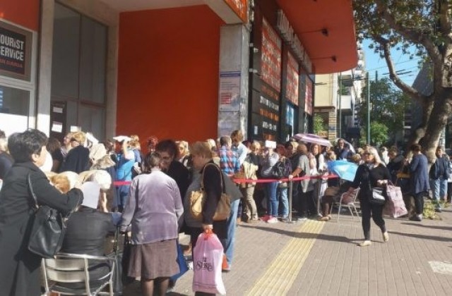 Българите в Атина масово се отказват да гласуват заради голямото чакане