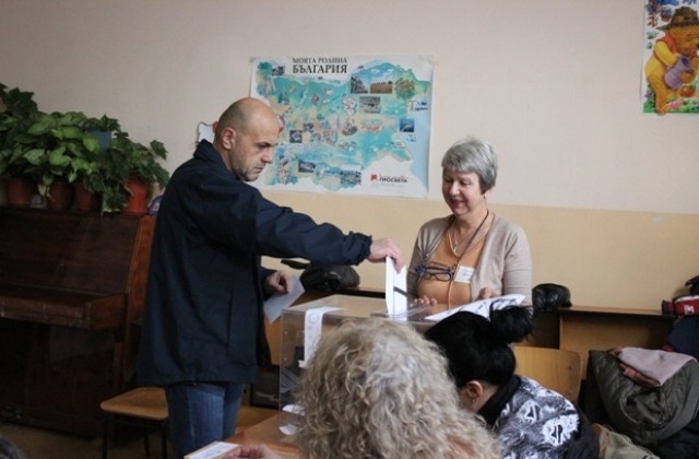 Къде и как водещите фигури на ПП ГЕРБ упражниха правото си да гласуват